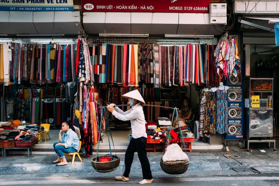 Hanoi Street Vendor_Photo by Fabian Irsara.jpg